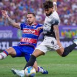 O Corinthians busca ampliar sua vantagem na partida decisiva contra o Fortaleza, enquanto o time cearense tenta reverter o placar nas quartas de final da Copa Sul-Americana, em um confronto intenso e cheio de emoções.