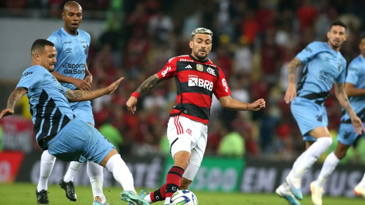 Jogador do Flamengo disputa bola com jogador do Athletico-PR durante partida