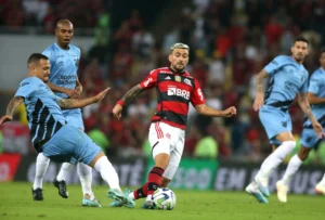 Jogador do Flamengo disputa bola com jogador do Athletico-PR durante partida